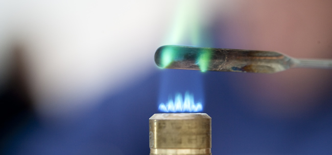 Flammenspektrometrie – Grünfärbung der Flamme durch eine Kupferprobe